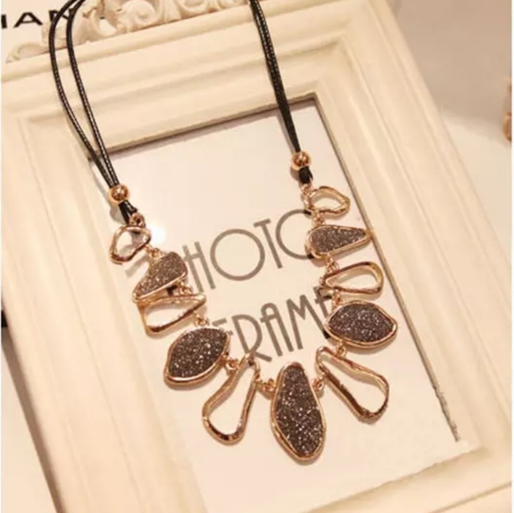 Gold plated Statement necklace black or white - Picture 1 of 5